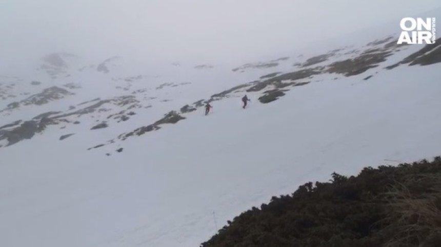 Вятър, мъгла и снеговалеж в Пирин - издирването на 69-годишния турист е затруднено, търсят го по светло