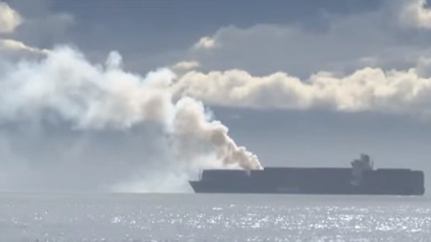 Гори товар на кораб край бреговете на Канада, превозва химикали