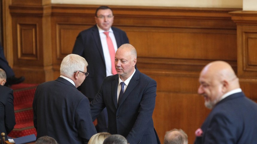 Ситуацията се усложнява, при две гласувания пак няма избран председател на НС