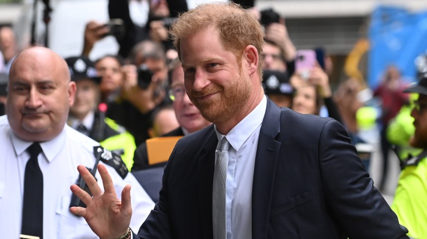 Крал Чарлз не пожела да намери време да се види със сина си принц Хари