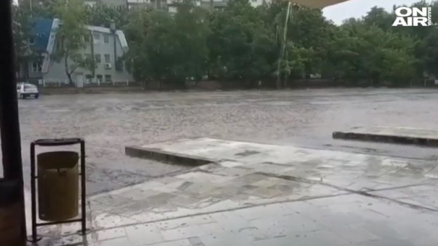 Бури обхванаха Северозападна България, наводниха се подлези