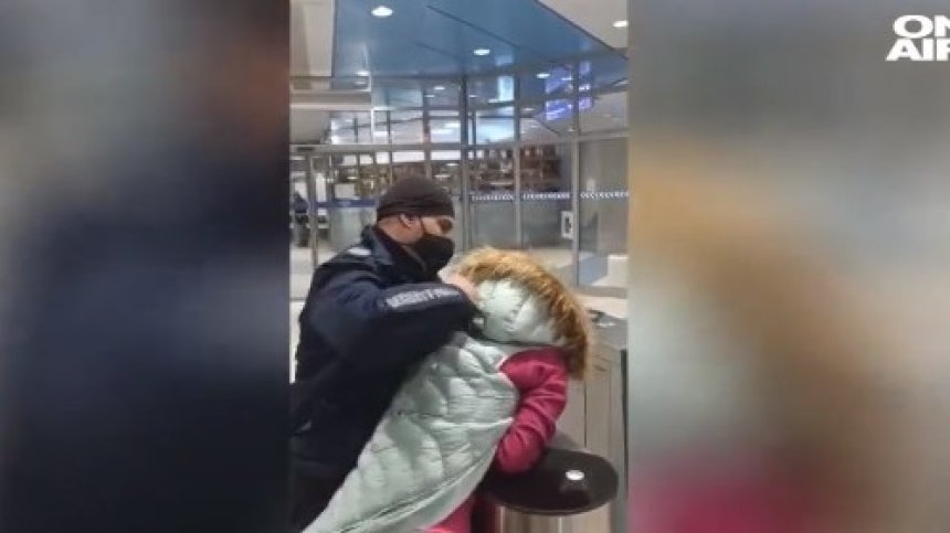Зрелищен арест в софийското метро - полицаи сложиха белезници на жена без маска (ВИДЕО)