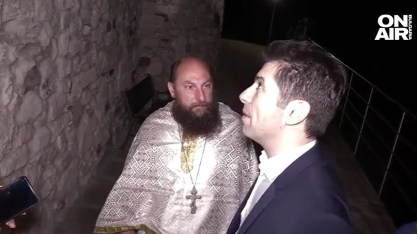 Петков посрещна Великден в Царево, ще ремонтира пукнатина в църквата с лични средства