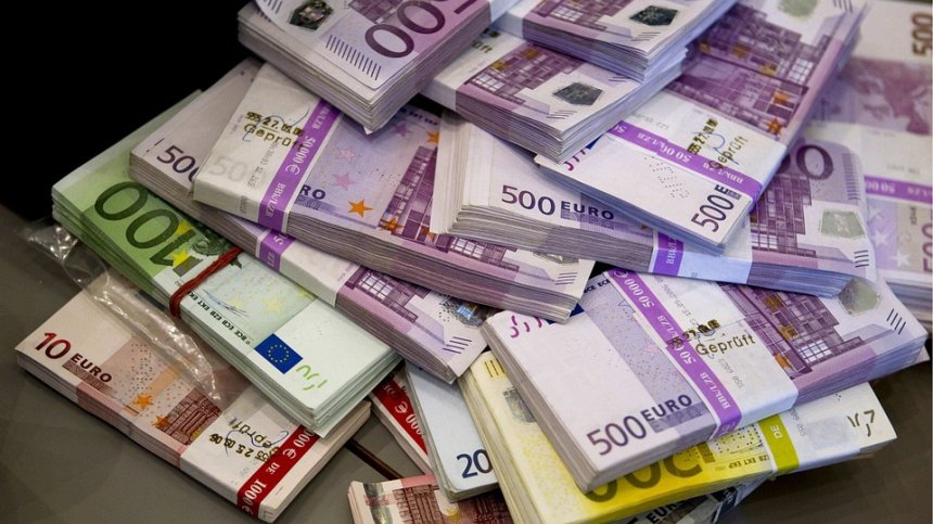 Отмъкнаха 5 000 лева от паркиран край пътя ТИР