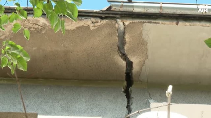 Няма краен срок за ремонта на разцепилия се на две блок в София