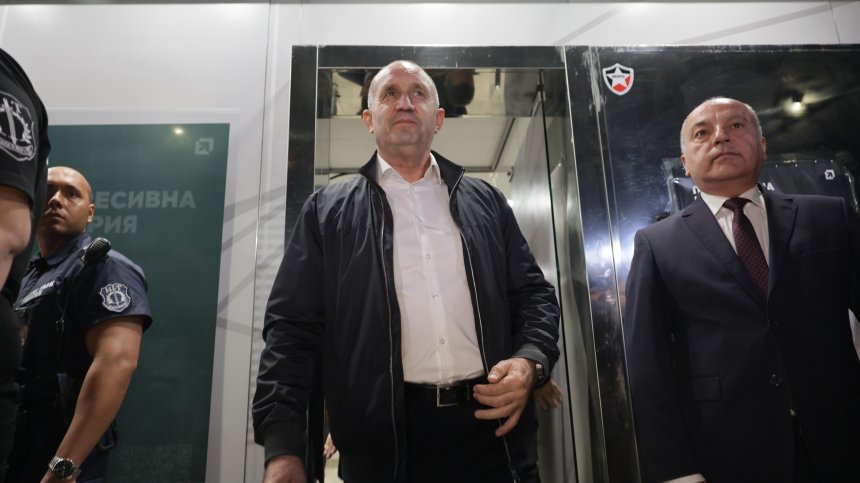 Анализатори: Радев надмина всякакви очаквания, сега цялата отговорност е в него