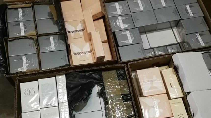 Митничари задържаха парфюми менте в кашони от банани