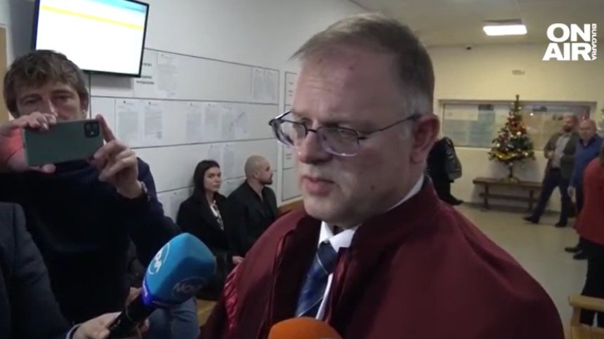 Оставиха в ареста бизнесмена, пребил жена си с тенис ракета, забранявал ѝ да работи