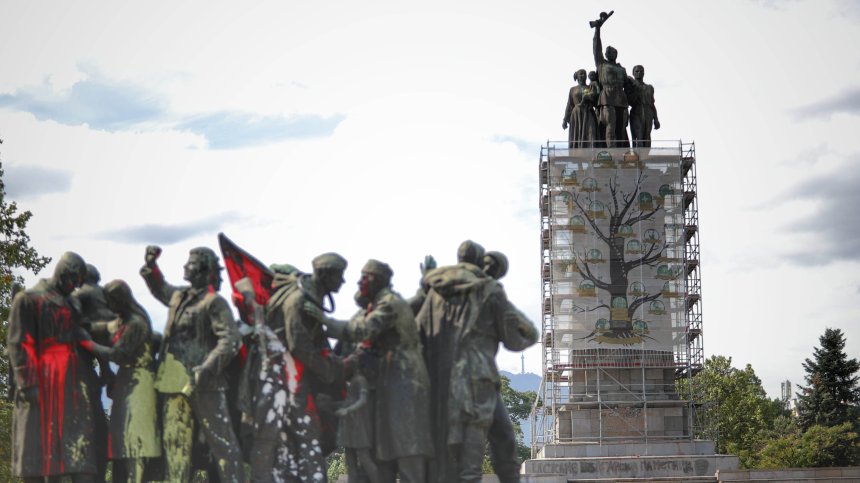 Нова премяна за Паметника на Съветската армия