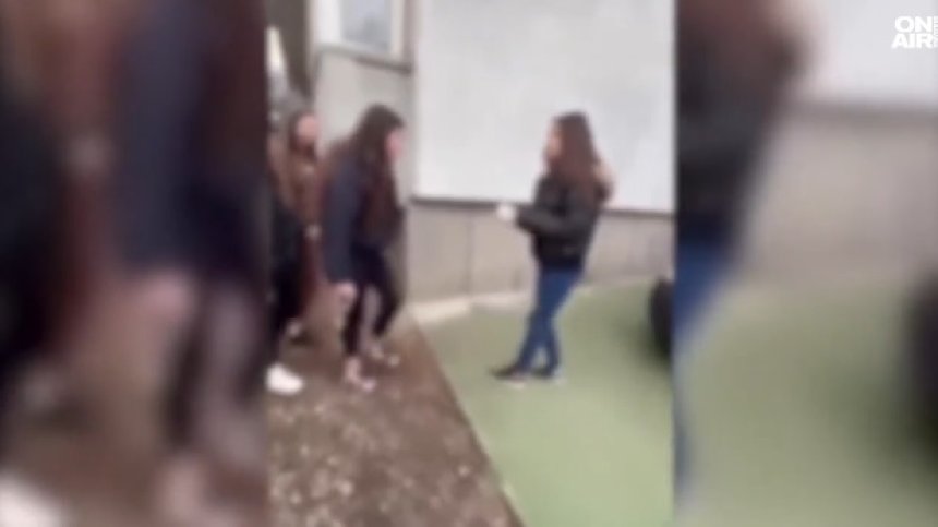 "Дай да я пребием": Ученички ритат и блъскат в стената момиче в Пазарджик