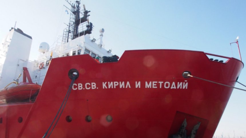 И българският антарктически кораб проверява има ли замърсяване в Черно море