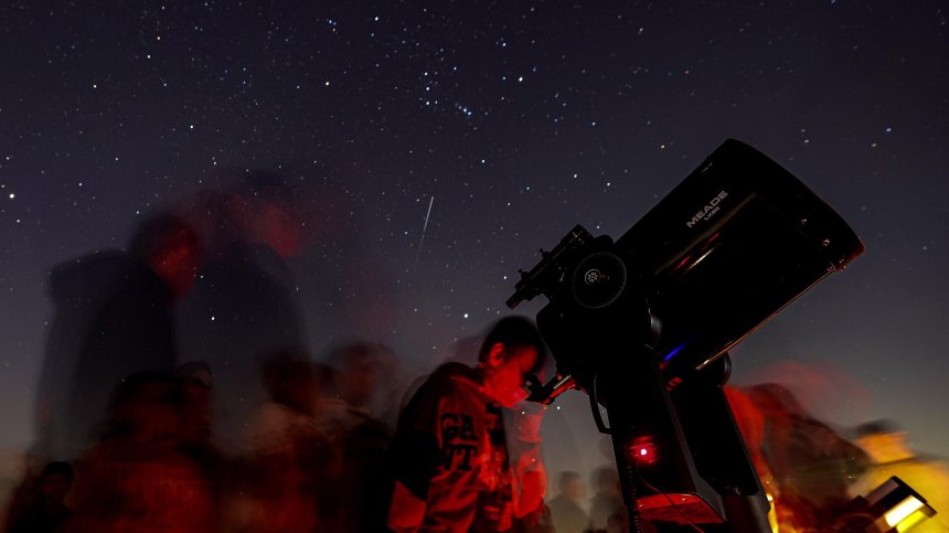 НАСА публикува уникален кадър на Марс с Фобос и Деймос