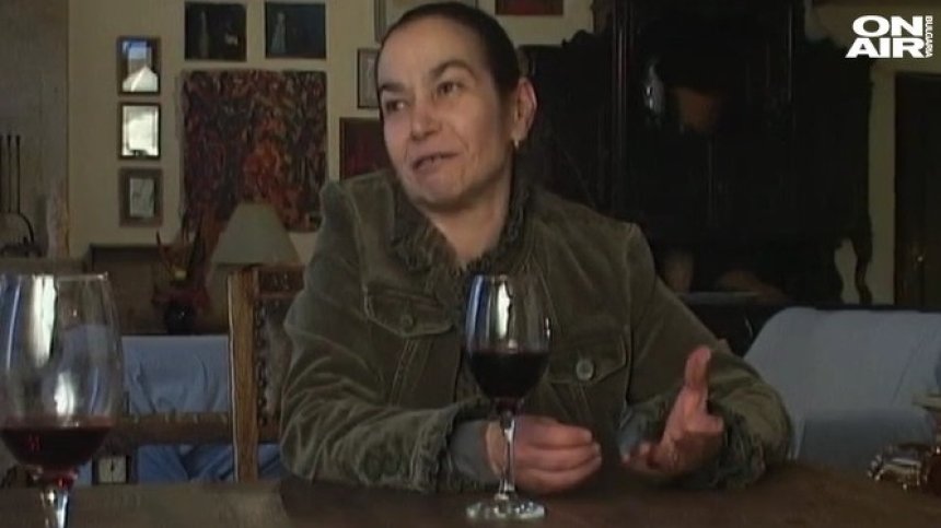 Сценографът Елена Иванова  като художник на вятъра в "Умно село" 