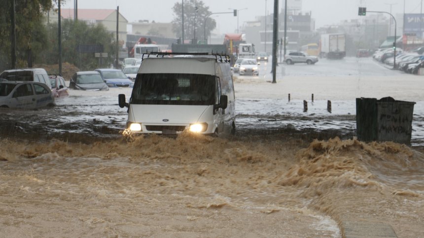 Лошото време удари Гърция: Наводнения, разрушения, блокирани хора