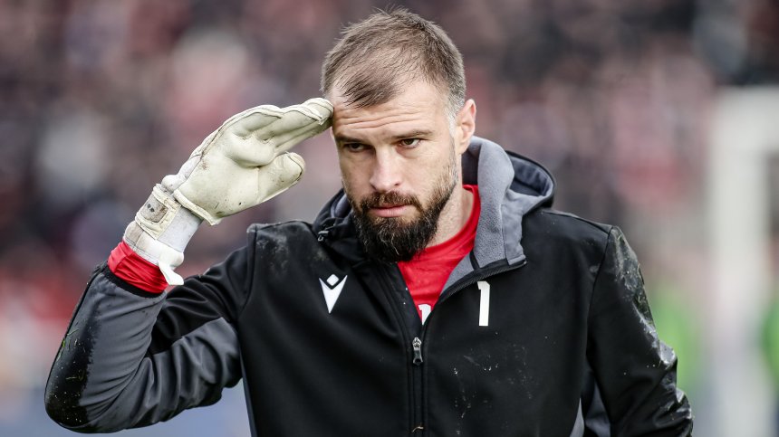 Густаво Бусато дари юбилейна фланелка в подкрепа на Любо Пенев