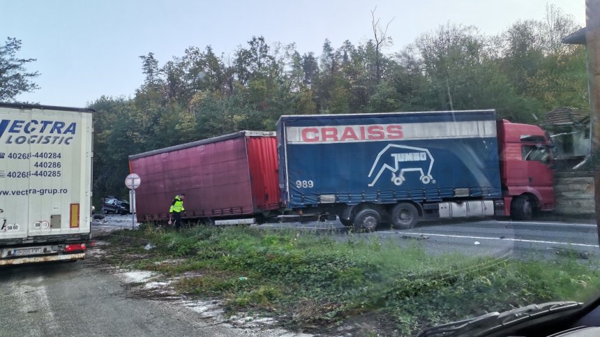 ТИР прати кола в канавката в Прохода на Републиката