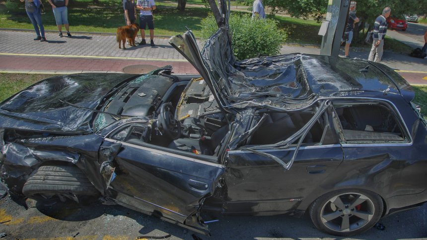 Мъж пострада тежко при катастрофа между два автомобила в София