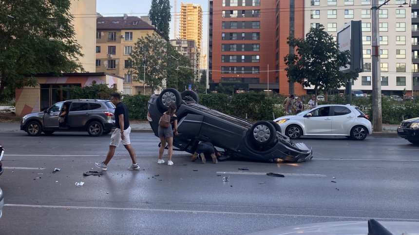 Автомобил се обърна по таван в София (+ВИДЕО)