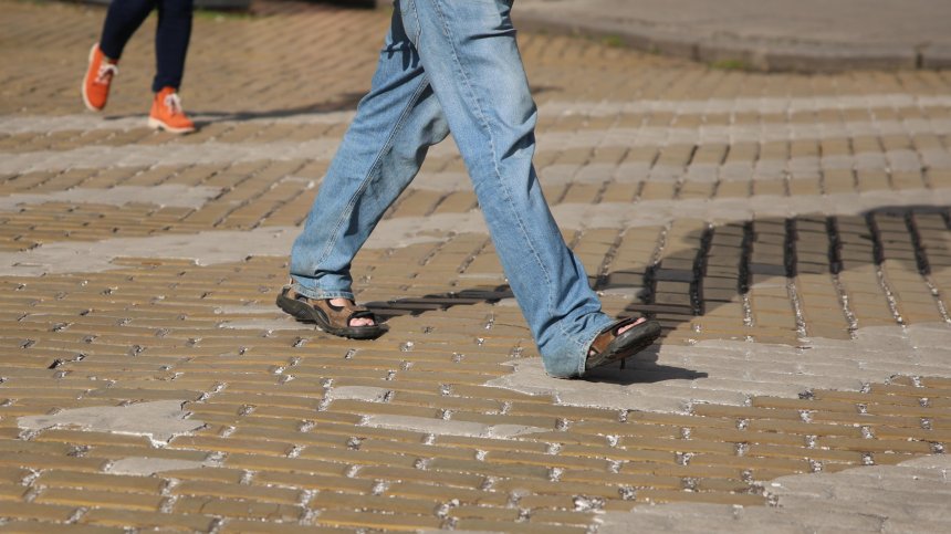 Нови правила за пешеходците: Забранява се взирането в телефона, докато пресичаме