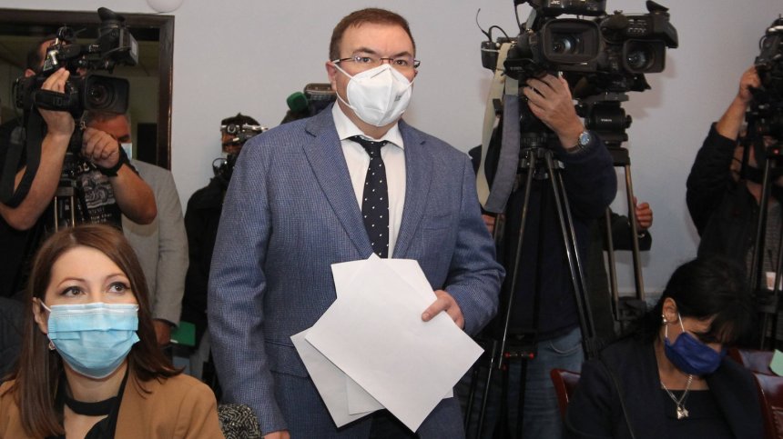 Прецизират текстовете за задължителното носене на маски на открито
