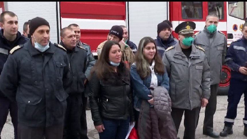 Пожарникари дариха пари за сестри, останали сираци след ужаса в Хитрино