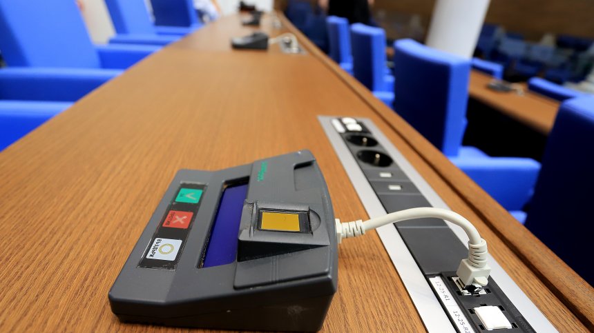 ГЕРБ срещу БСП  - страстите кипят в НС още преди заседанието