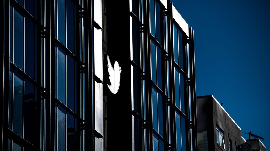Спад в приходите и коригираната печалба на Twitter в края на миналата година