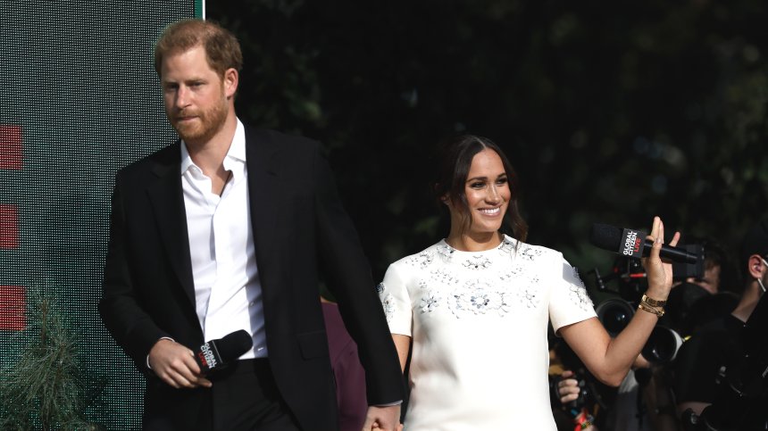 Меган и Хари учиха афганистанчета на английски, пеейки любима песен на Арчи