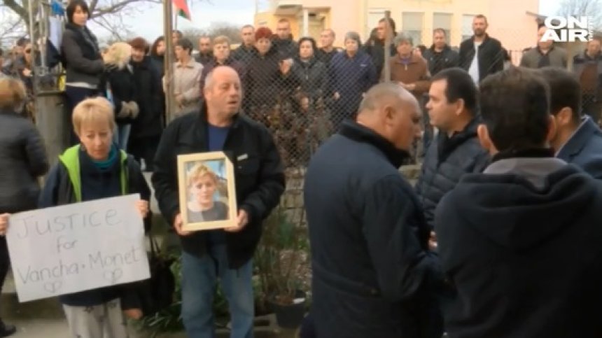 Протест в Бургаско след смъртта на мъж и жена, пометени от турски автобус