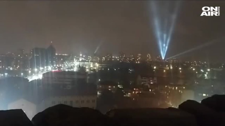 Знак на солидарност: Светлинно шоу озари небето в 5 големи града (+видео)