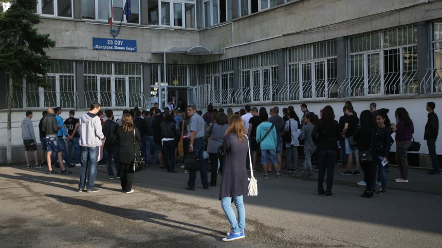 Отстраниха зрелостници от матурата по БЕЛ - помагали си с телефони