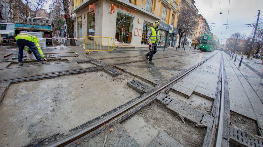 Столичната ул. "Граф Игнатиев" отново се руши, пешеходците си гледат в краката