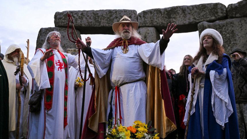 Честване на пролетното равноденствие в каменния кръг Стоунхендж (СНИМКИ)