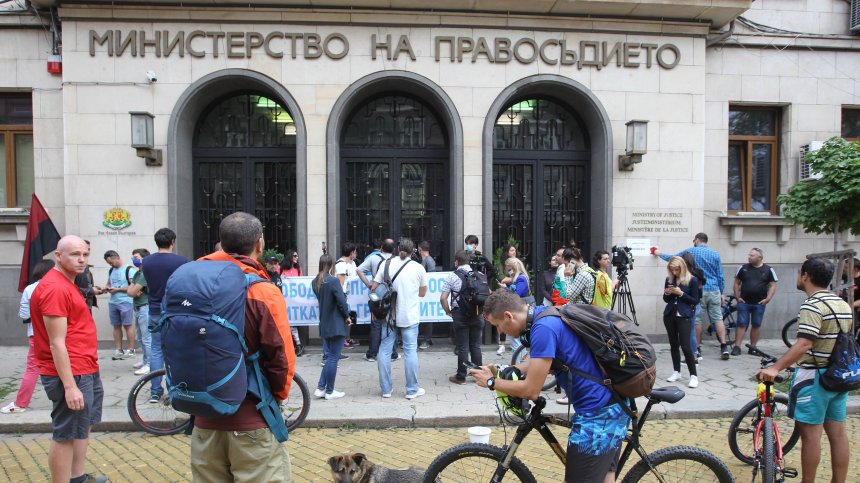 Протестиращи блокираха правосъдното министерство, искат среща с Кирилов (+снимки)