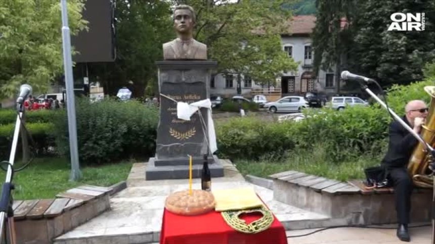 93-годишен мъж изработи бюст-паметник на Васил Левски, планува и на Раковски