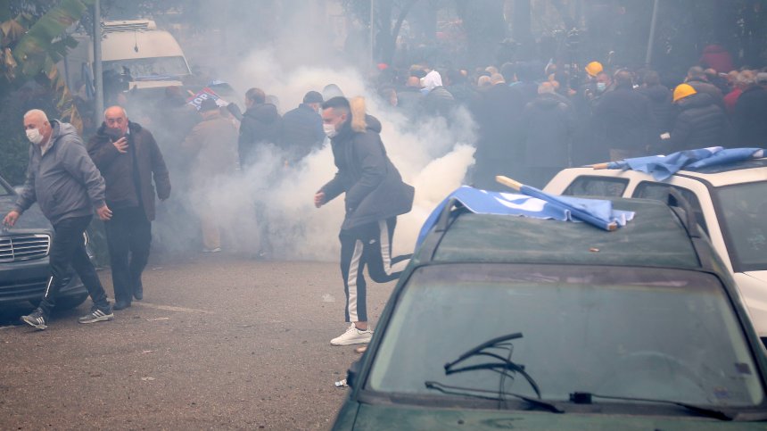 Нападнаха с юмруци лидера на Демократите в Албания, охранители и симпатизанти му отвърнаха