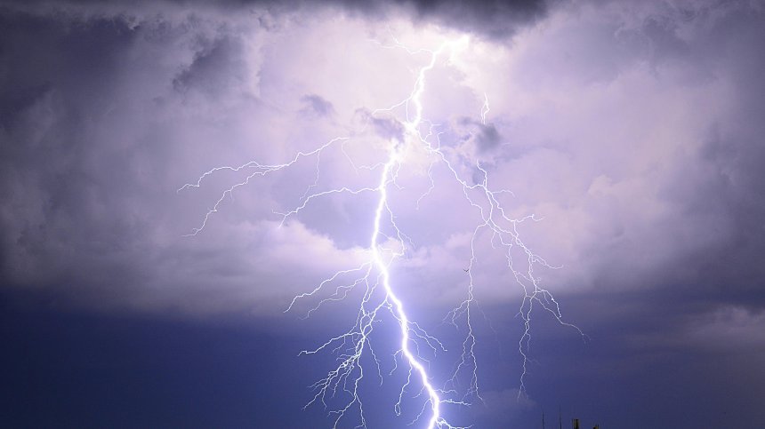 Починаха ударените от мълния в Стара планина мъж и дете