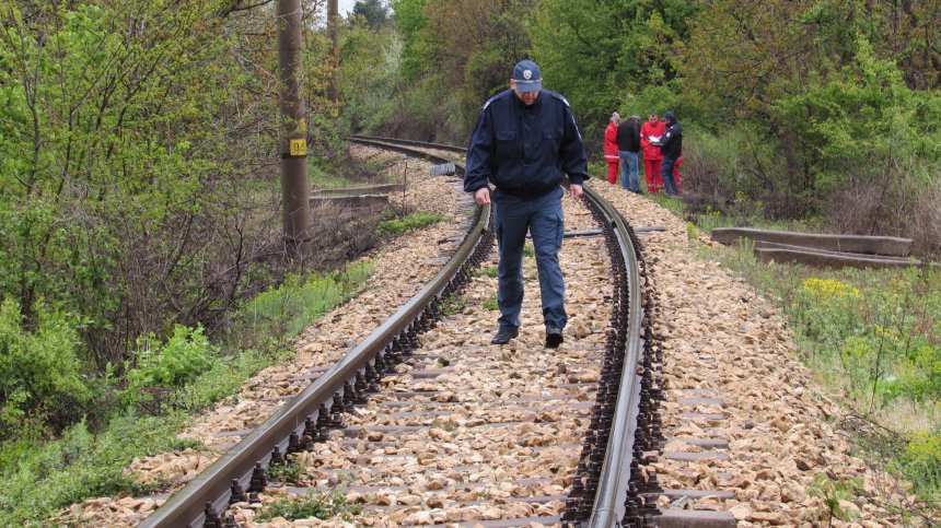 Трагичен инцидент: Мъж скочи фатално пред влак на Товарна гара Бургас