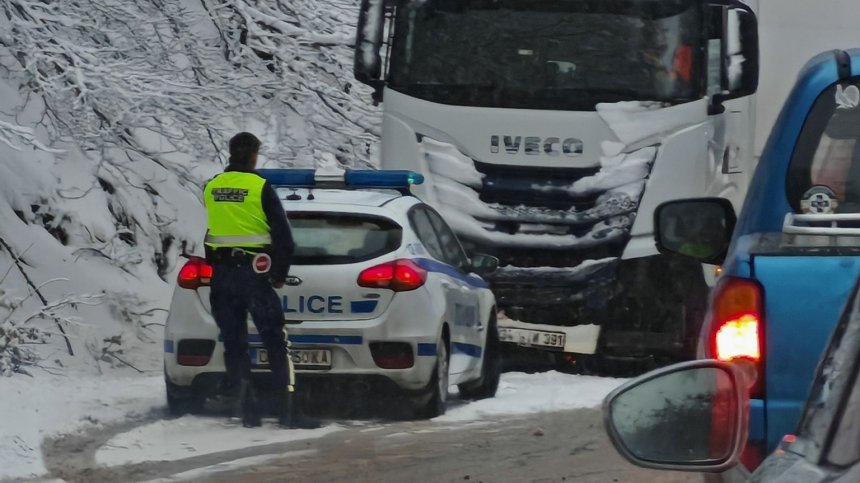 Аварирал ТИР и верижна катастрофа на прохода "Петрохан"