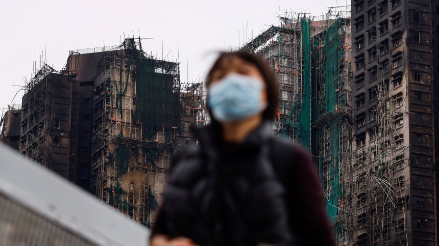 Пожарът в Хонконг: Тела са открити по покривите, издирват 100 души