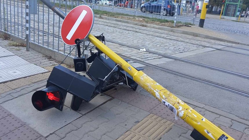 Светофар падна до трамвайна спирка в столичния квартал "Красно село" (+ВИДЕО)