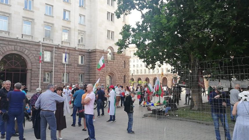 18-и ден на недоволство: Волейбол и пърформанс на протестиращите