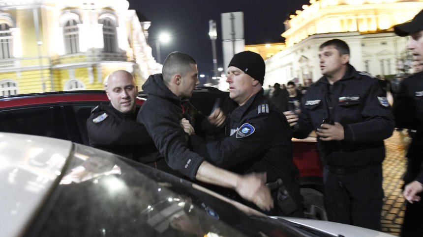 Арестуваха младеж на протеста пред НС, по чудо няма ранени (+СНИМКИ)