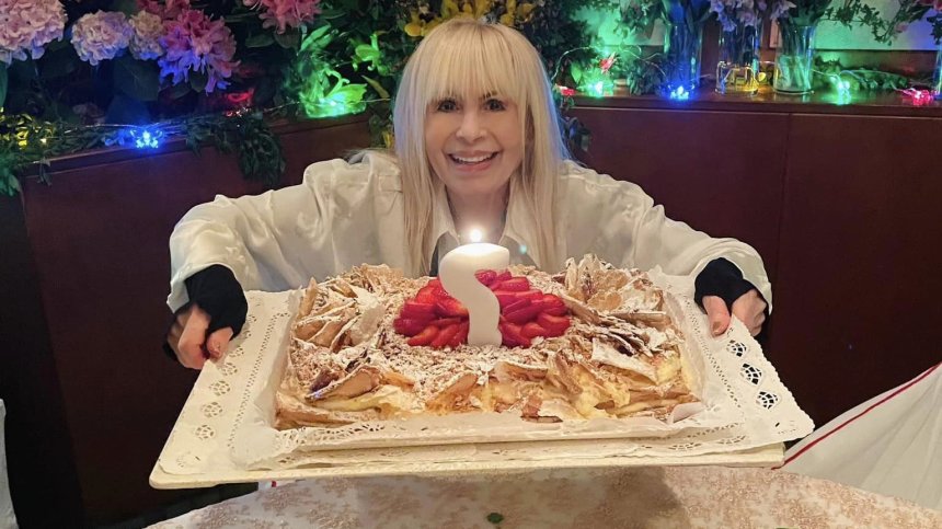 Въпросителен вместо години: Лили Иванова на по торта с приятели за ЧРД