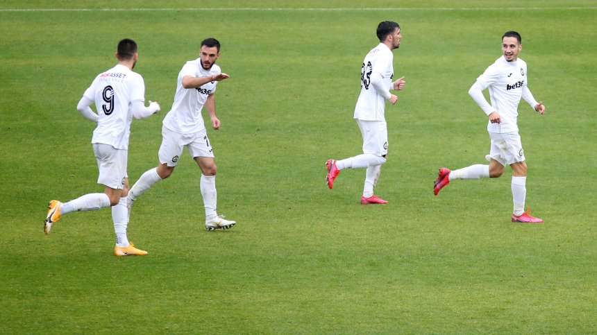 Ковид-19 удари и "Славия", 9 са заразени