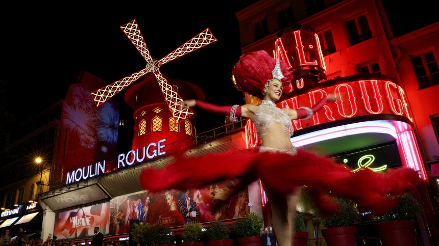Вятърната мелница на "Мулен Руж" в Париж отново оживя