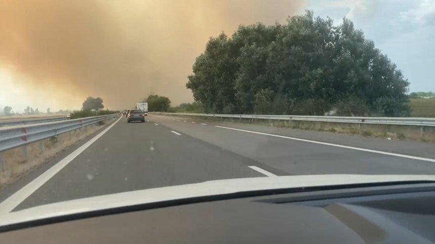 Пуснаха движението по "Тракия", пожарникарите продължават да гасят огъня