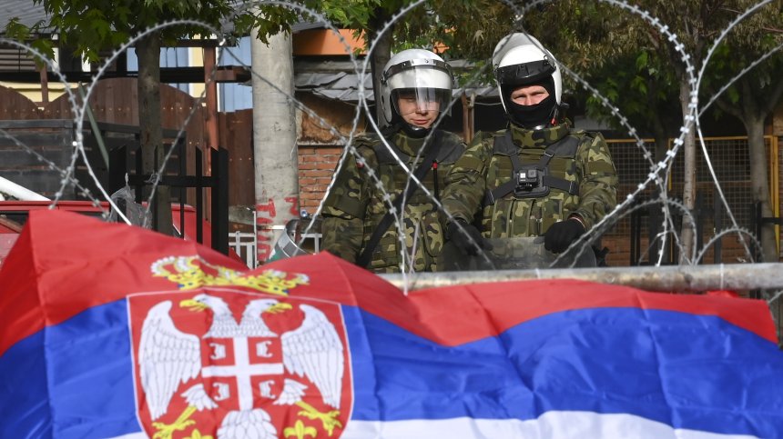 НАТО е в готовност да разположи още военни в Косово
