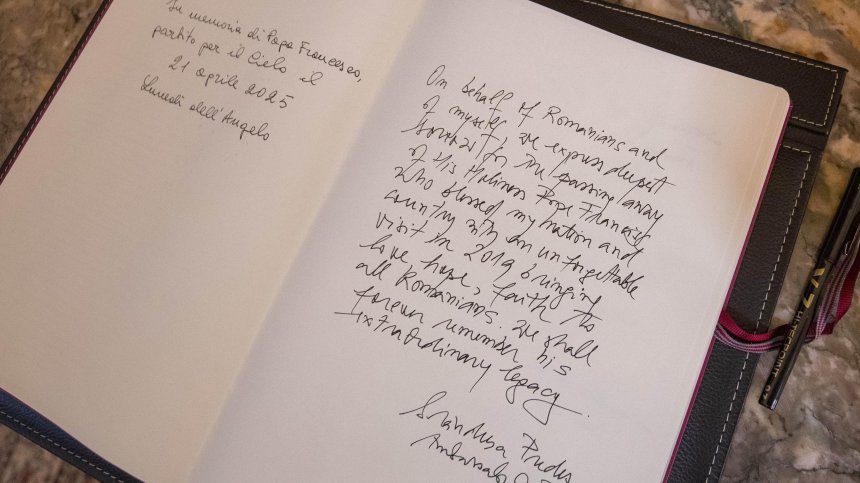Книга за съболезнования в памет на папа Франциск в Апостолическата нунциатура в София (СНИМКИ)