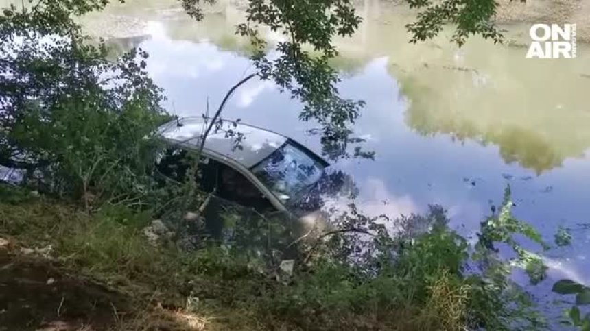 При маневра на заден ход шофьор изпусна колата си в река Тунджа в Ямбол